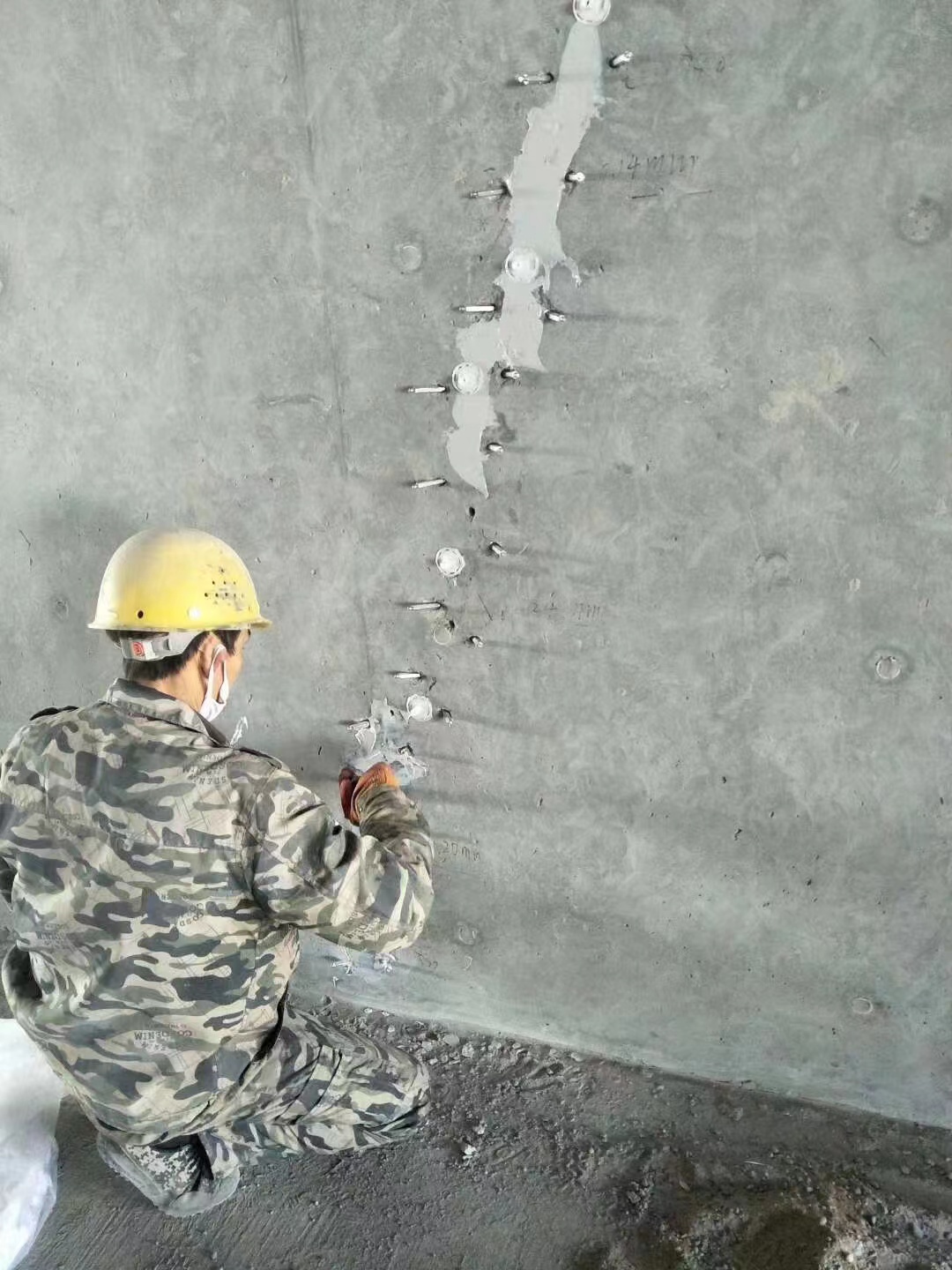 青岛混凝土楼板裂缝加固施工的方案